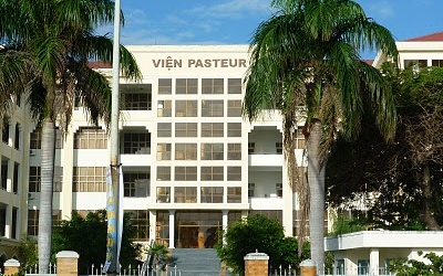 Trẻ 15 tháng đang ngủ bị chuột cắn sưng bàn tay